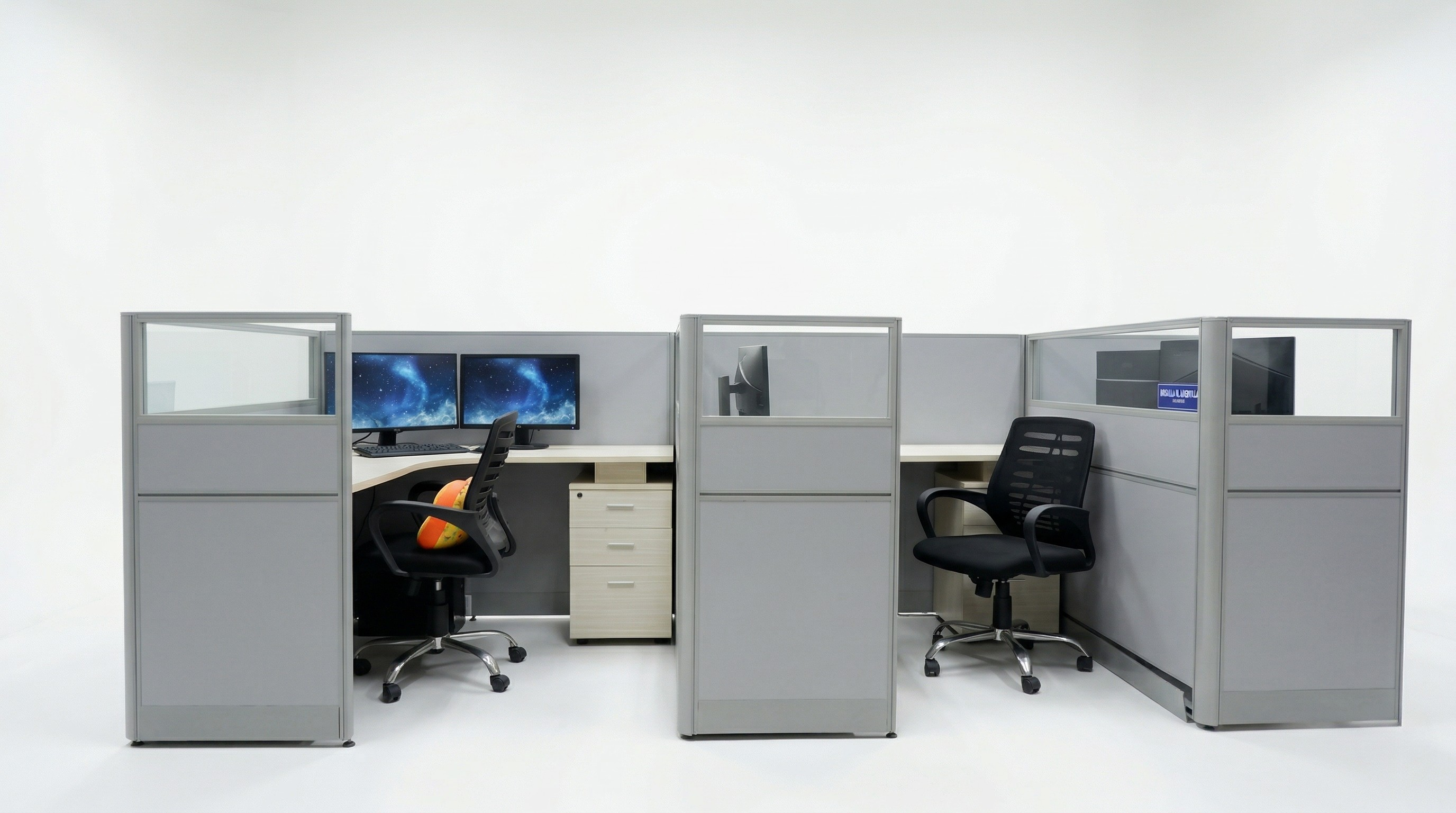 <strong>The Modular Edge</strong>: Contemporary Cubicles in Cool Grey